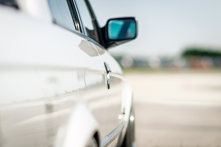 How to clean automotive glass without scratching it?